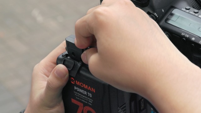 Amazon | Vマウントバッテリー, 4900mAh USB-C入力/出力対応 Moman