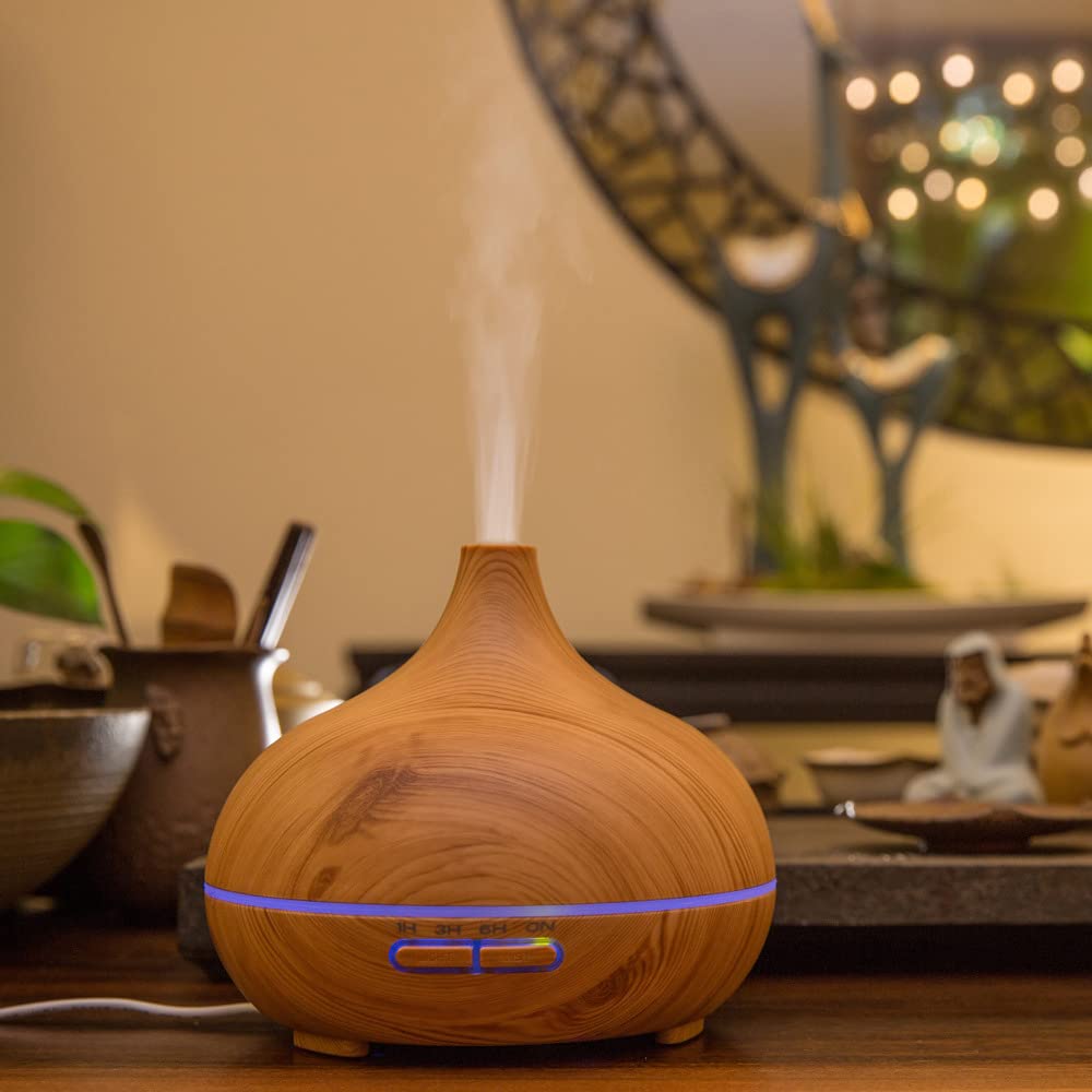 Diffuseur d'Huiles Essentielles,InnovTec 300ml Diffuseurs de Grain de Bois d'Aromathérapie pour Maison Humidificateur d'air à Ultrasons de Parfum avec 7 Couleurs Changeant Lumières