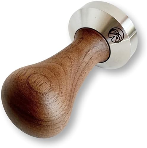 Miniatura 3 de Tamper de 2.100 in diseñado para adaptarse a cestas de precisión IMS de 2.126 in. Mango de madera y base de acero inoxidable apta para alimentos.