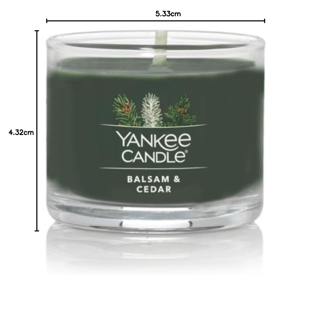 Yankee Candle Signature Lot de 4 mini bougies votives, parfum baume et cèdre, mélange de cire de soja naturelle avec mèche en fibre naturelle, pot en verre de 37 g