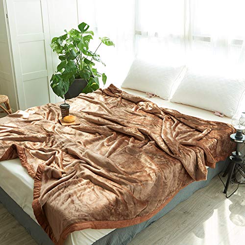 Couverture de flanelle couleur unie pour des soirées cocooning au chaud sur le canapé