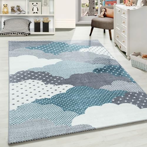 DESIGN: Il simpatico motivo delle nuvole è presentato in una combinazione di colori blu, bianco e grigio. Con dimensioni maneggevoli di circa 120 x 170 cm