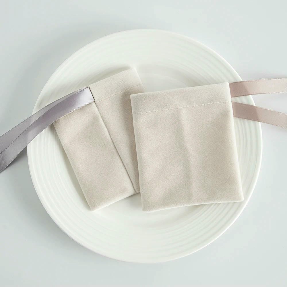 50 Stück Beige Samtbeutel, Schmuckbeutel mit Kordelzug für Hochzeitssüßigkeiten, Geschenke, Reiseverpackungen, Aufbewahrung