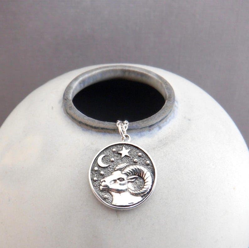 Collar de Aries en plata de ley 925. Signo zodiacal del carnero. Símbolo astrológico. Diseño de Marte de doble cara. Joya con dije de moneda | Con cadena de 45 cm | Chapado en plata | L_PN_0255