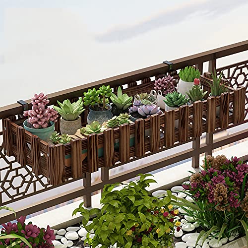Support plantes suspendu en bois pour égayer votre balcon ombragé