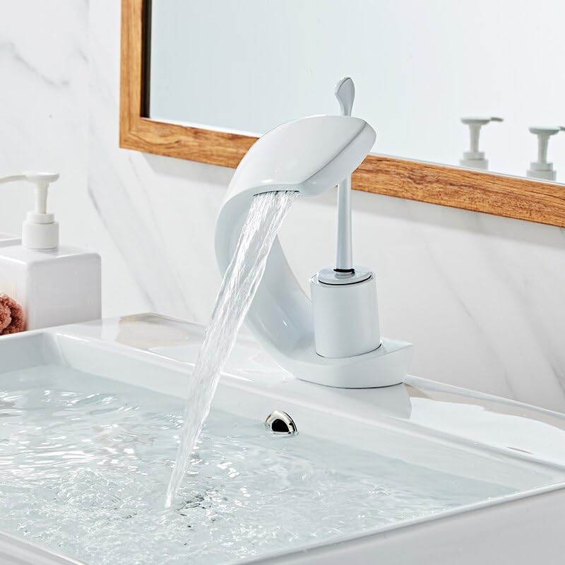 Robinet cascade vasque pour une salle de bains moderne en laiton noir mat