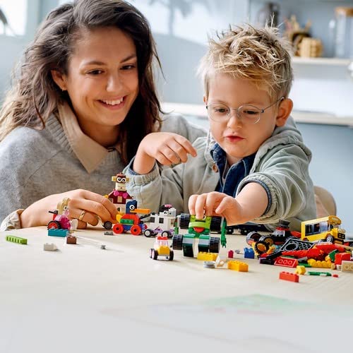 Classic Mattoncini e Ruote, Set con 9 Modellini da Costruire con Mattoncini Colorati tra cui Skateboard, Treno, Macchina e Robot Giocattolo, Giochi Creativi per Bambini e Bambine da 4 Anni 11014 - Lego - Immagine 1