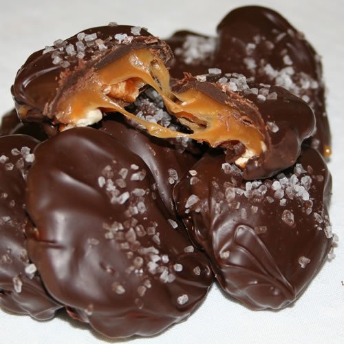 Valentine Chocolate Gift Bag (Dark Chocolate Pecan Caramel Clusters with Sea Salt) One Full Pound