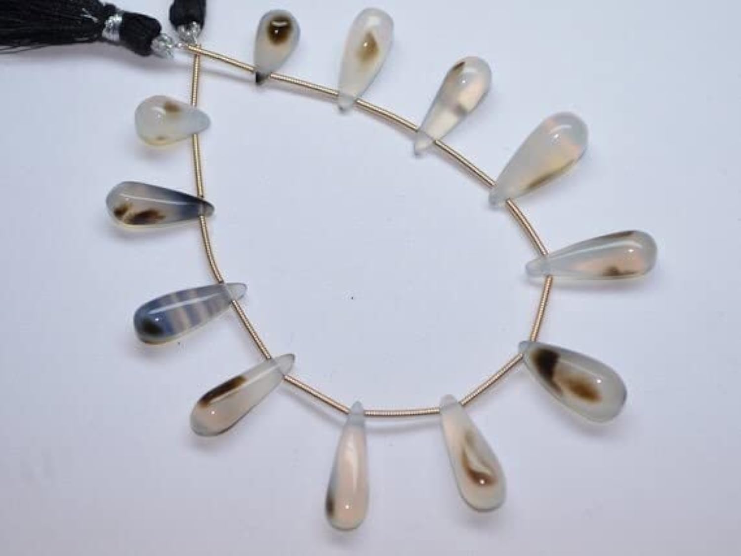 Agate dalmatien en gouttes polies pour créer des boucles d'oreilles bohèmes