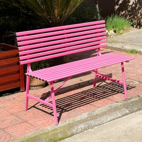 Banc de jardin en fer forgé idéal pour un porche romantique rose