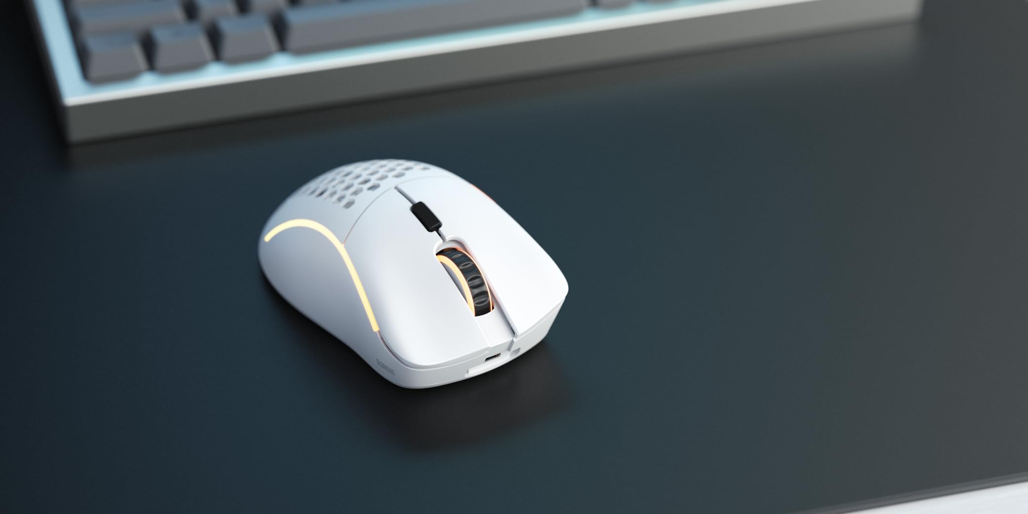 GLORIOUS Gaming Model D- (Piccolo) Wireless Mouse da gaming senza fili - Superleggero 67 g, design a nido d'ape, RGB, ergonomico, wireless 2,4 GHz senza lag, fino a 71 ore di batteria - Bianco opaco
