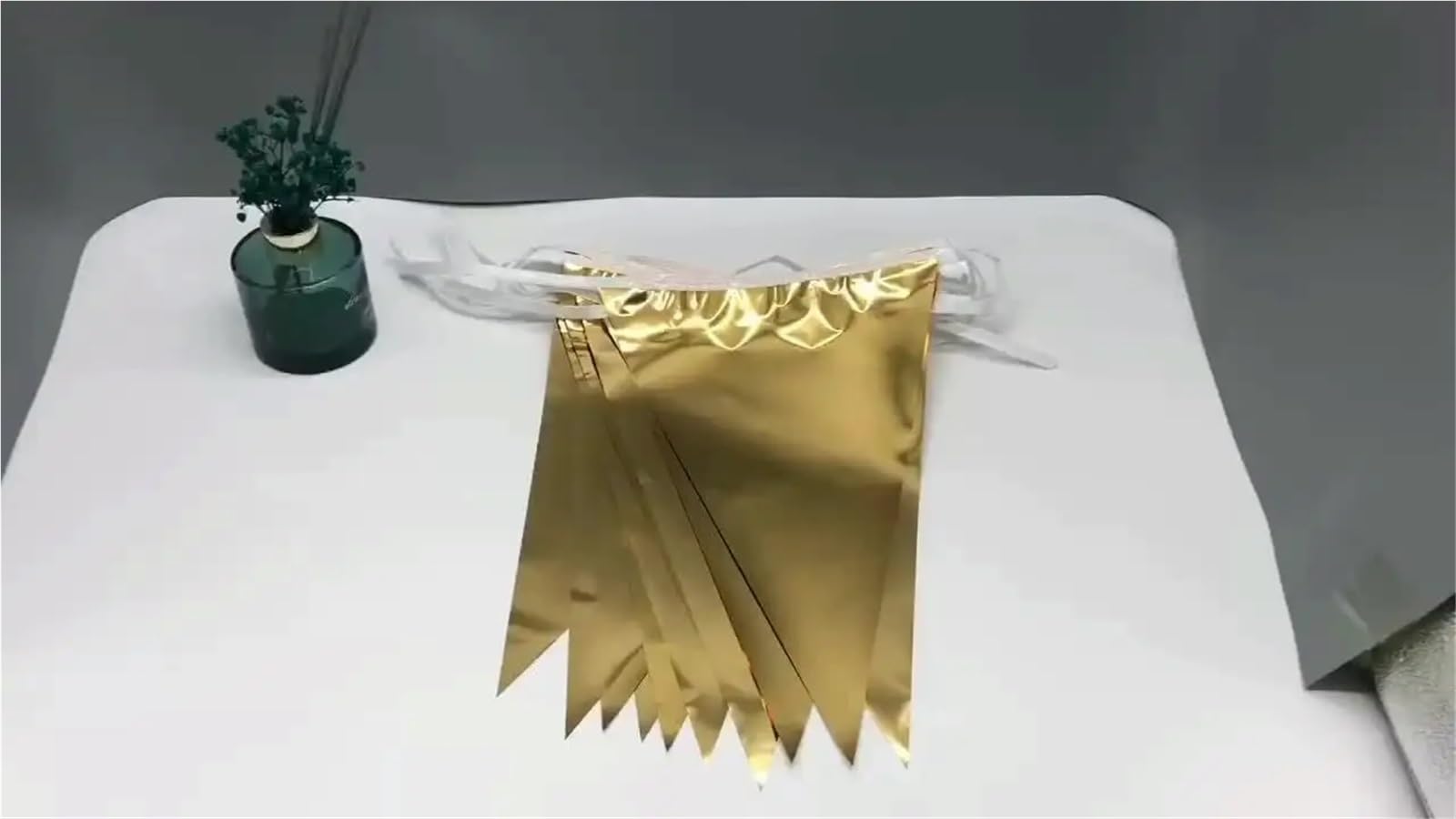 Plastikowy metalowy trójkątny baner z chorągiewkami na świąteczne wesele okazji ukończenia szkoły