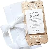 nagu® Hochzeit personalisierte Karte aus Holz – Geschenk für Brautpaar zur Hochzeit oder als Geldgeschenk, mit Schleife, Umschlag, Ständer und Buchstaben