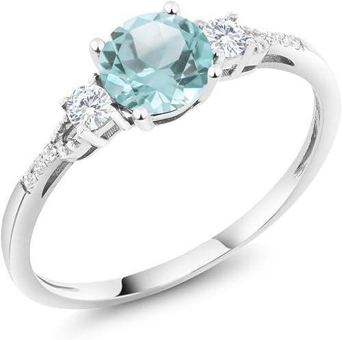 Gem Stone King Anillo de compromiso de 10 quilates de oro blanco con piedra preciosa redonda de 6 mm, zafiro blanco creado y diamante blanco de