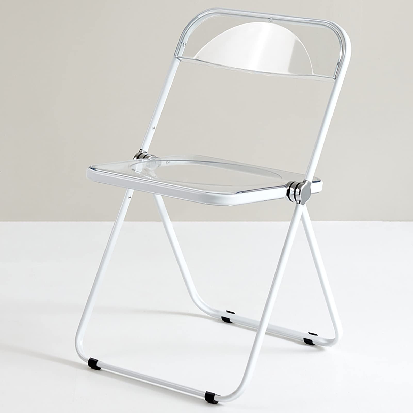 Chaise acrylique transparente blanche pour agrandir visuellement un petit salon sombre