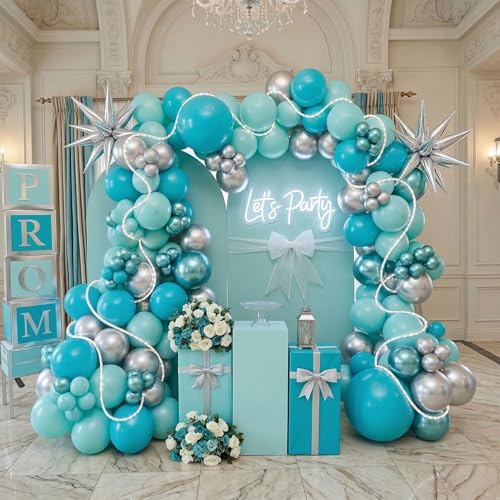 Arche de ballons émeraude et menthe dorée idéale pour un décor d'anniversaire mémorable
