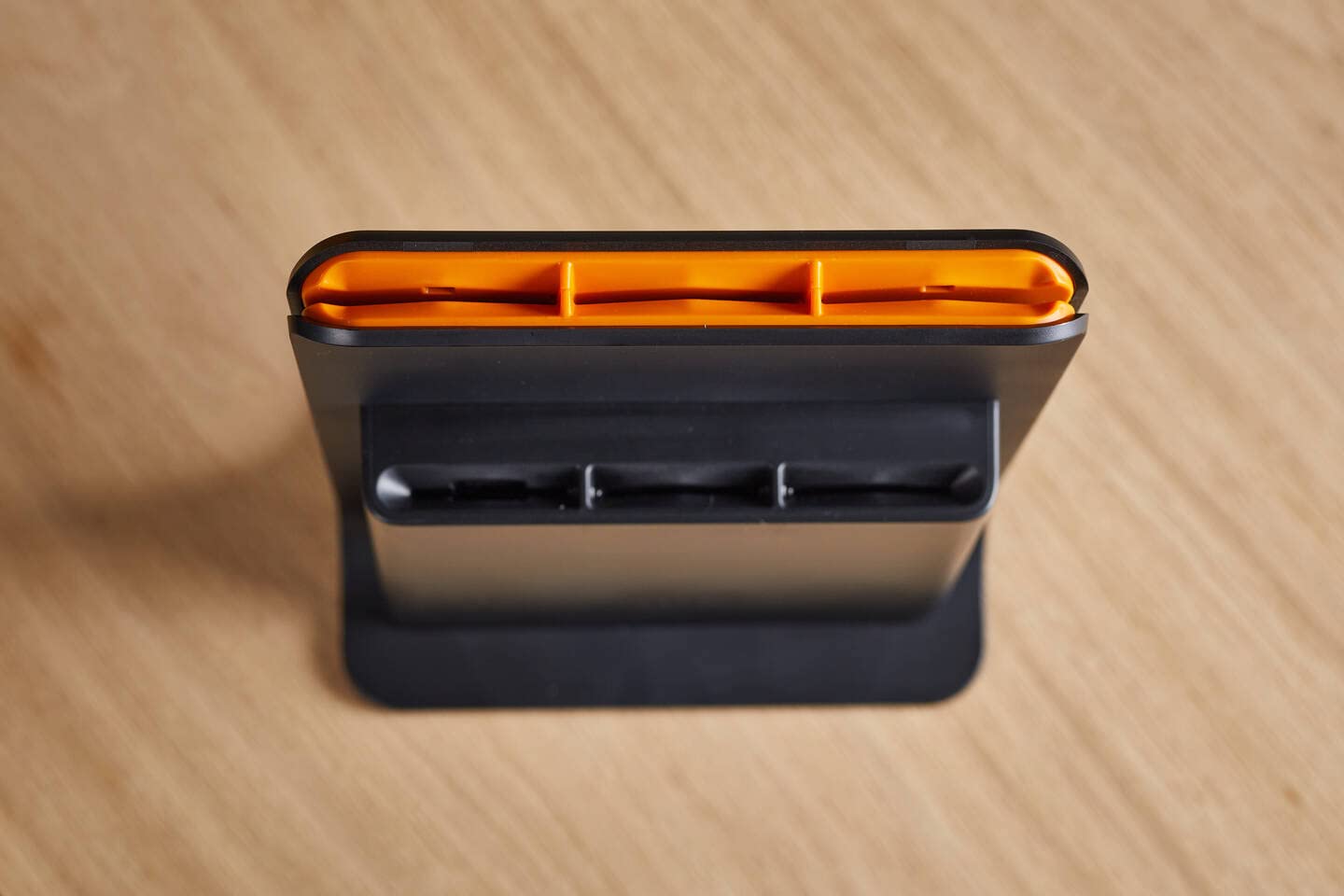 Fiskars Ceppo per Coltelli di Design con 5 Coltelli, Functional Form, Incl. Spelucchino, Coltello per Pomodoro, Coltello Santoku, Coltello da Cucina e per Pane, Plastica, Nero, 1057554