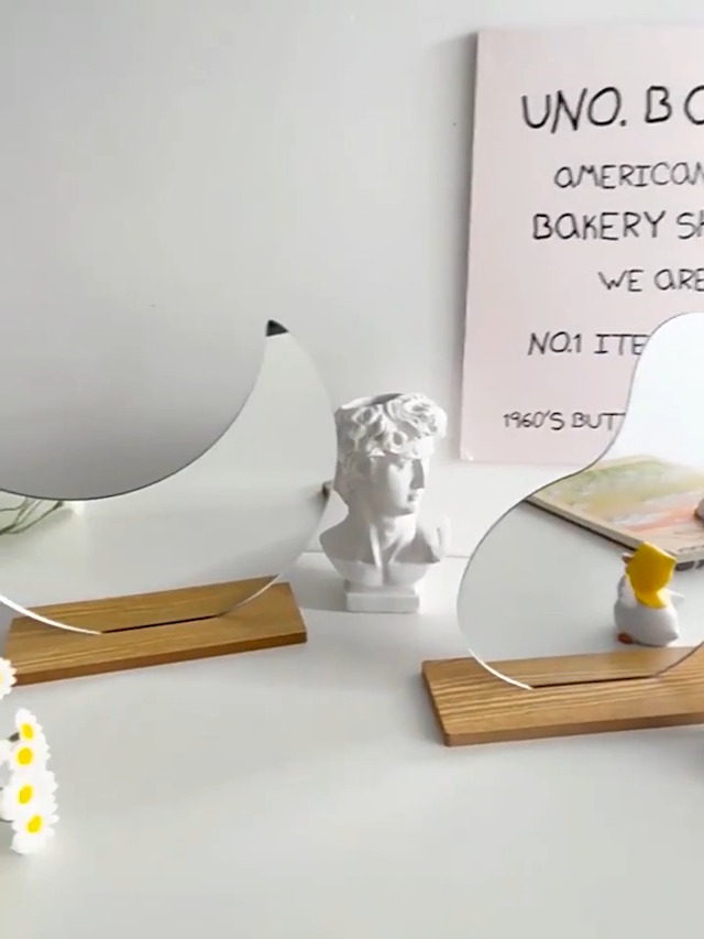 Espejo de maquillaje redondo sin marco para escritorio miniatura 7