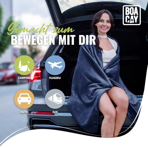 BOACAY Weiche & Warme Reisedecke für Flugzeug & Auto - Unentbehrlich für Lange Flüge für Frauen, Männer, Kinder - Kompaktes Kissen mit Gepäckhülle & Rucksackclip