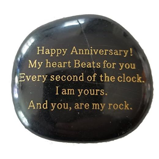 "Happy Anniversary! My heart Beats for you Second of the Watch. Eu sou sua. And you, are my rock." Pedra gravada, para homens ou mulheres.
