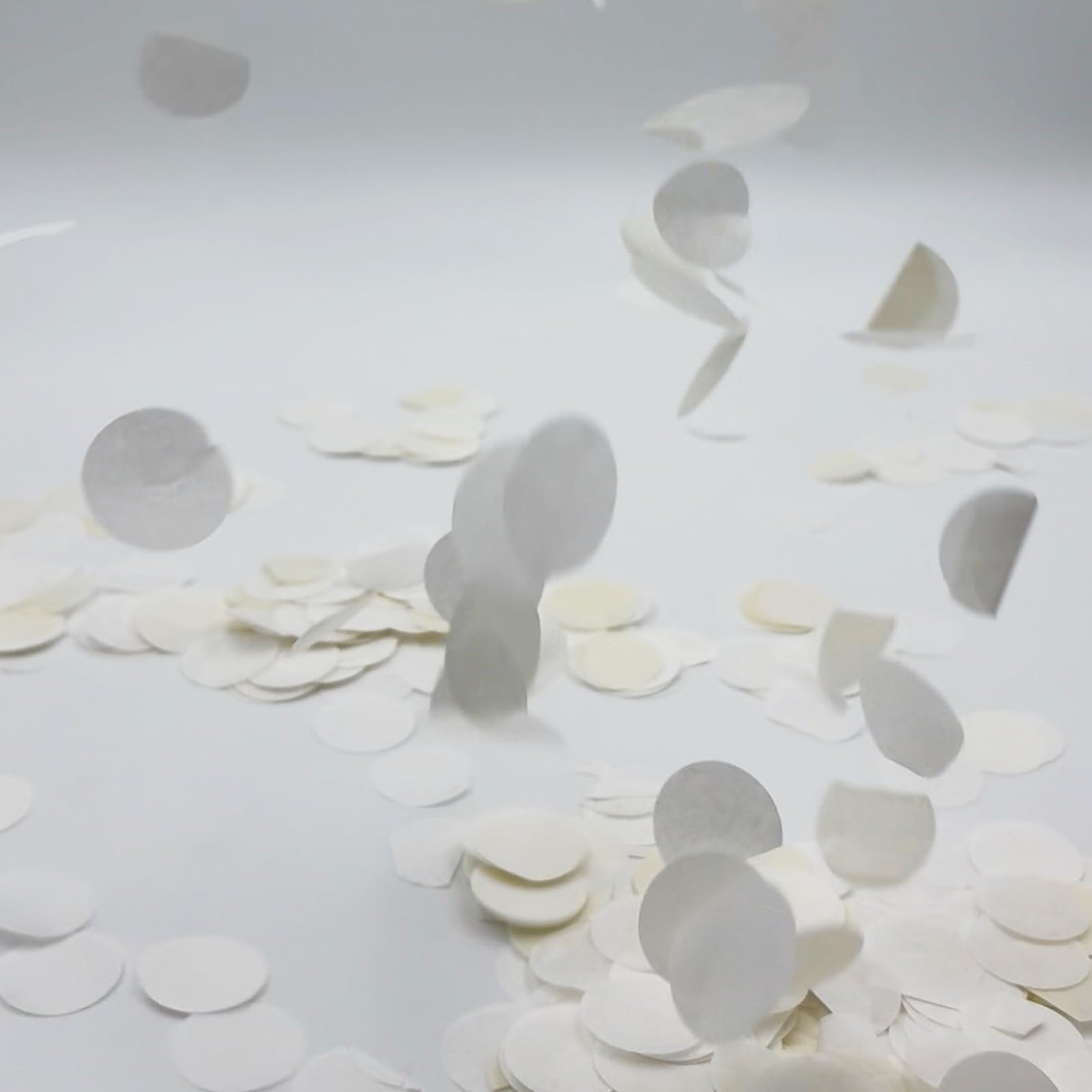 8000 szt. 2,5 cm biała kość słoniowa okrągłe konfetti z chusteczkami, okrągły papier do balonów, okrągłe papierowe konfetti na przyjęcie weselne, na dekoracje urodzinowe, rocznicę, zaręczyny