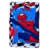 Le design est l'un des éléments les plus fascinants de ce plaid : le protagoniste absolu est Spiderman, représenté dans une pose dynamique alors qu'il vole suspendu avec sa toile d'araignée. Le décor graphique joue avec un fond à carreaux, ce qui crée un contraste visuel intéressant entre le mouvement fluide de Spiderman et la géométrie rigide et répétitive des carrés.