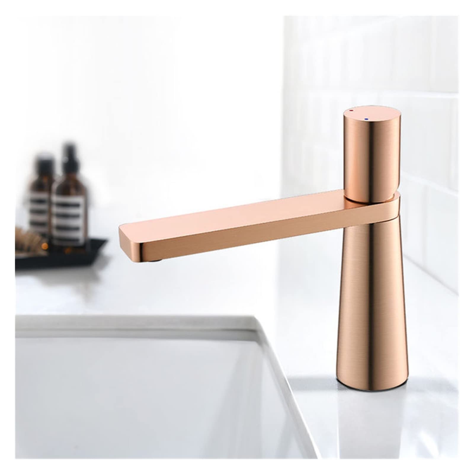 Mitigeur d'évier de salle de bain pour remplacer un vieux robinet par un modèle or rose durable