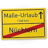 Malle-Urlaub - Kunststoff Schild Ortsschild (30 x 20 cm), Lustige Geschenkidee Geburtstagsgeschenk bester Freund / Sauf-Kumpel, Kleines Geschenk Männer, Mallorca-Party Zubehör, Deko Trinkspiele