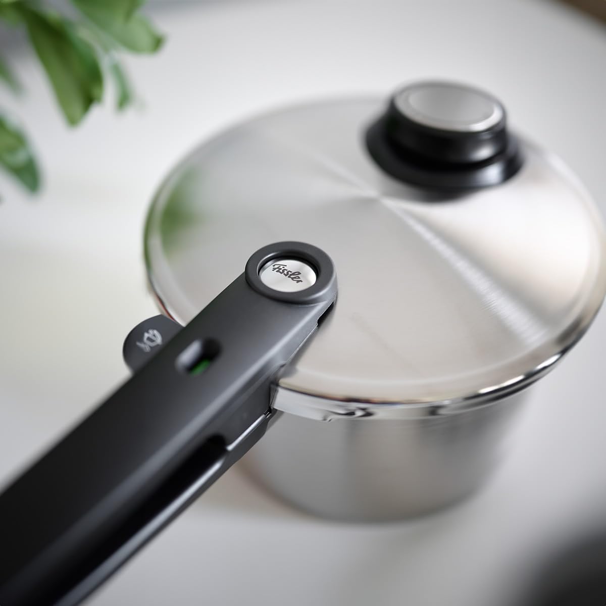 Fissler Vitavit Premium Pentola a pressione in acciaio inox 2.5 L, 18 cm, 4 livelli di cottura, incluso inserto, adatta a fornelli a induzione