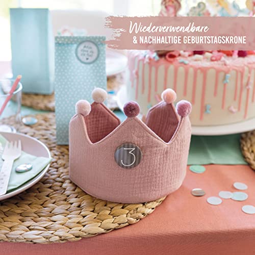 Papierdrachen Geburtstagskrone Musselin mit Zahlen - Rosa - für den Kindergeburtstag - Krone aus Musselinstoff mit Button Zahlen von 1-8… – Ansicht 3