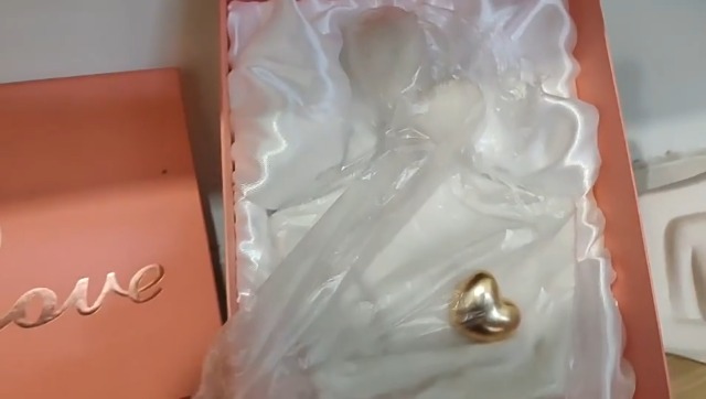Escultura de pareja romántica en porcelana blanca miniatura 7