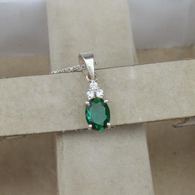 Collar de esmeralda verde natural con dije ovalado y cadena de plata 3
