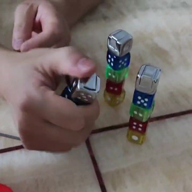 Encendedor plástico con llama suave y diseño dados miniatura 7