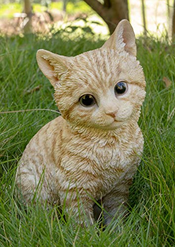 Figura de gato naranja sentado con cabeza inclinada