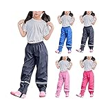 Nähte ist die schicke Kinder-Hose wind- und wasserdicht. Selbst bei starkem Regen hält die Hose schön trocken. Für den perfekten Sitz in den Gummistiefeln sorgt zudem ein elastischer Hosensteg, der über einen Knopf abgenommen werden kann