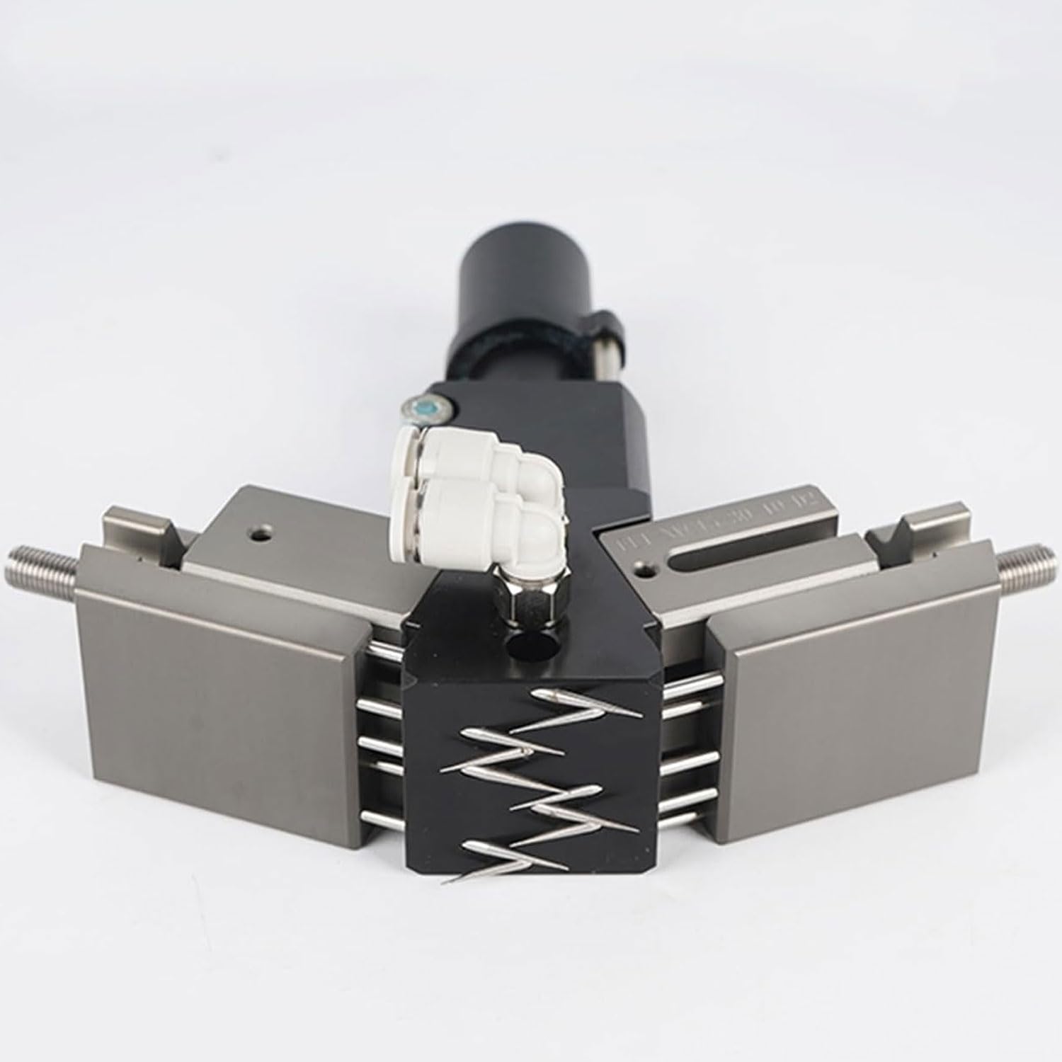 Pneumatyczny klips igłowy w kształcie litery V, 10 igieł, siła 50N, regulowany 0-138 mm/pionowy 0-51 mm, 0,2-0,7 MPa, do przenoszenia tkaniny