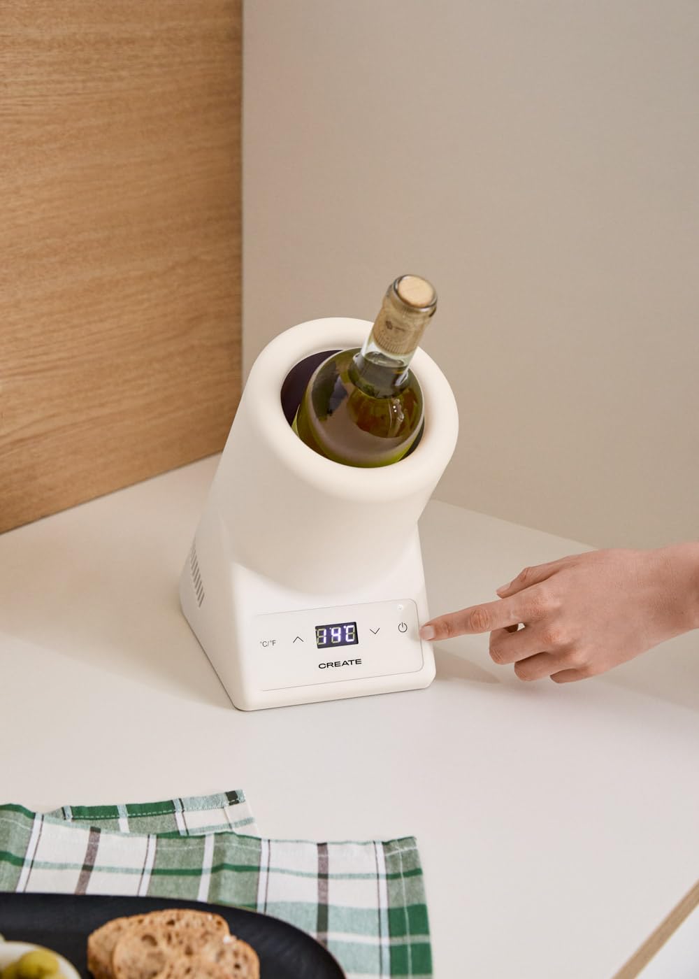 CREATE/BOTTLE COOLER/Enfriador de botellas de vino con temperatura regulable blanco roto / Ø9 cm botella, control de temperatura, pantalla LED, termómetro NTC, memoria última temperatura, 87W