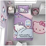 🎀 PARURE DE LIT OFFICIELLE HELLO KITTY – PARFAITE POUR LES JEUNES FANS -- Cette adorable parure de lit pour enfants met en scène le célèbre personnage Hello Kitty de Sanrio dans un design doux et charmant sur le thème du coucher. Elle crée une ambiance chaleureuse, rassurante et joyeuse dans la chambre, idéale pour accompagner les enfants au moment du sommeil.