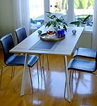 Inspirer Studio Table à manger extensible de style moderne MDF avec des jambes en métal blanc dans la couleur de chêne clair