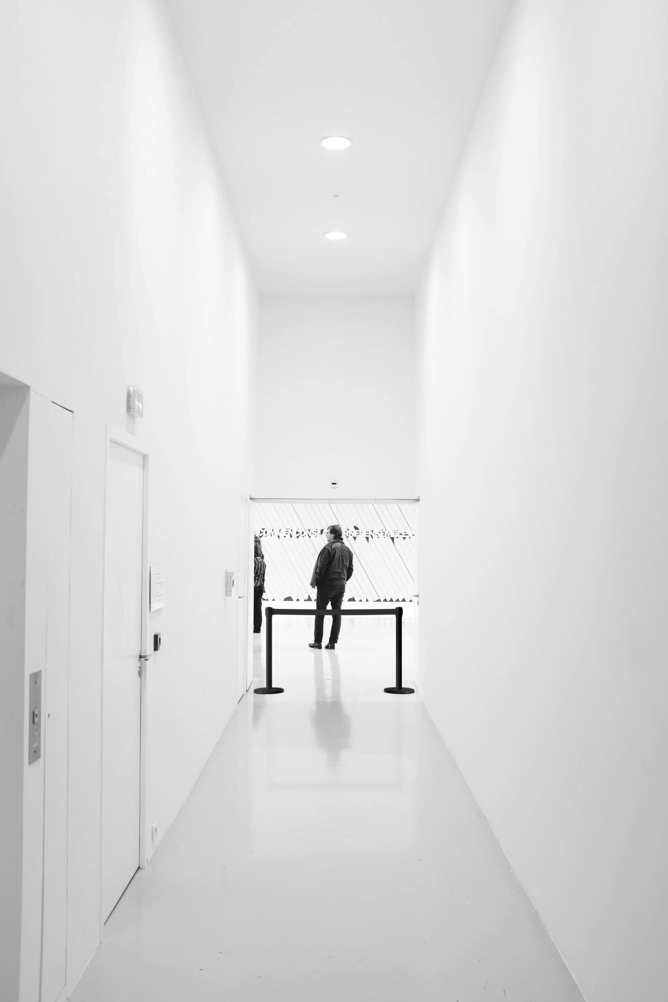 Stagecaptain PLS-200 BKB Absperrständer Personenleitsystem 2 Paar - 4 Stück Absperrpfosten - für Hotel, Ausstellung, Flughafen, Vip, roter Teppich - schwarzes Absperrband - Schwarz