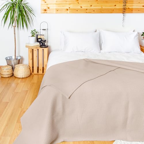 LAYNENBURG Premium Tagesdecke 180 x 220 cm - Waffelpique 100% Baumwolle - leichte Wohndecke Waffeloptik - Baumwolldecke als Bett-Überwurf, Sofa-Überwurf, Couch-Überwurf - Sofa-Decke (beige)