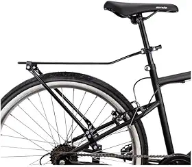Bagageiro com hastes articuláveis que se adaptam a diversos modelos e aros de bicicletas, com fixação permanente no canote.