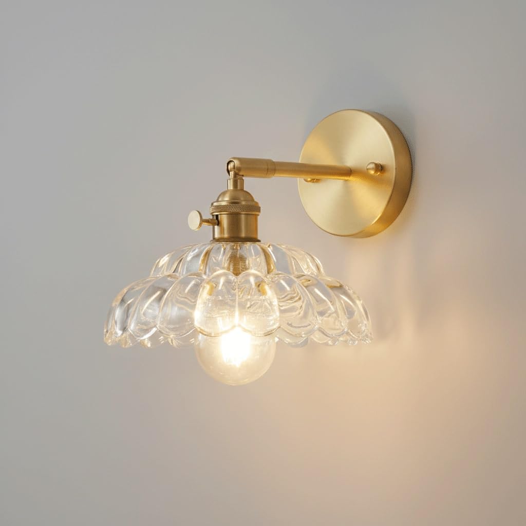 IvyLoutish Vintage Brass Wall Sconce, Clear Fluted Glass Petal Shade, E27 Hardwired Single Light Fixture, Elegant Decorative Accent Lamp for Living Room, Bedroom, Dining Room, Bar, Hallway