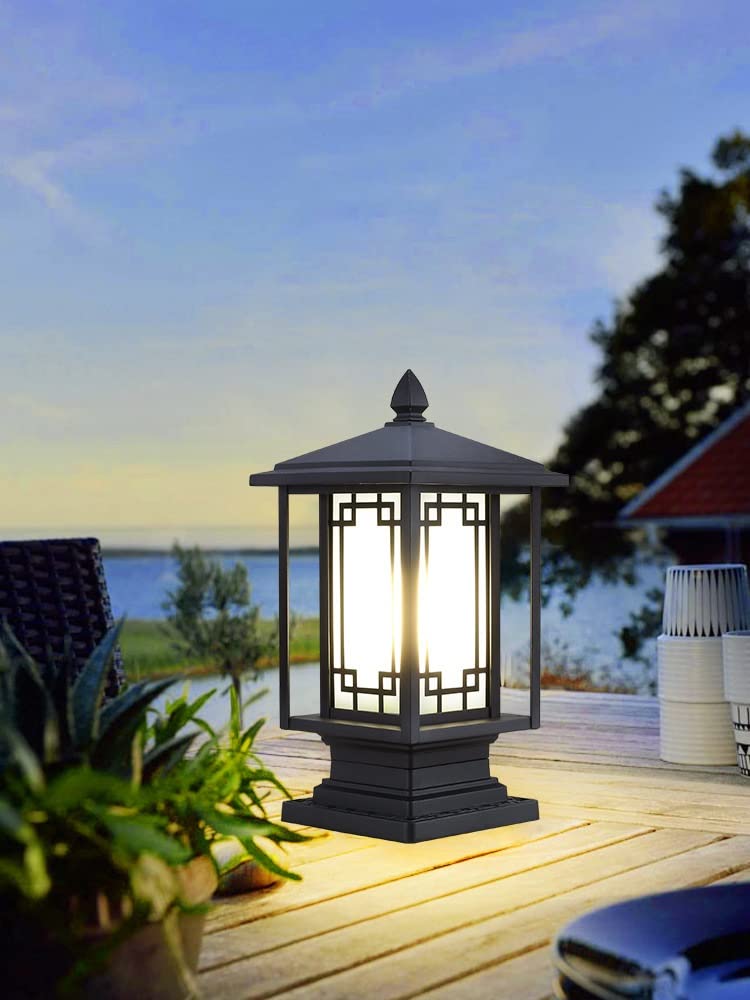 Matowa czarna lampa na kolumnę