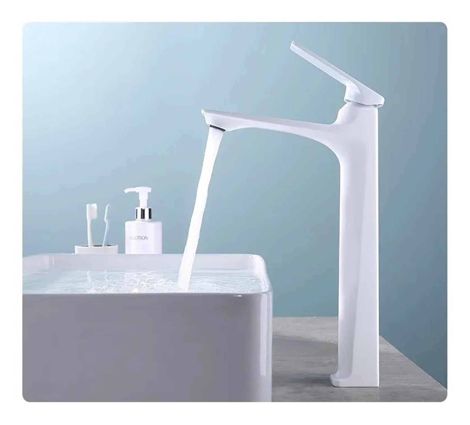 Robinet de vanité blanc et or pour une salle de bains moderne et lumineuse