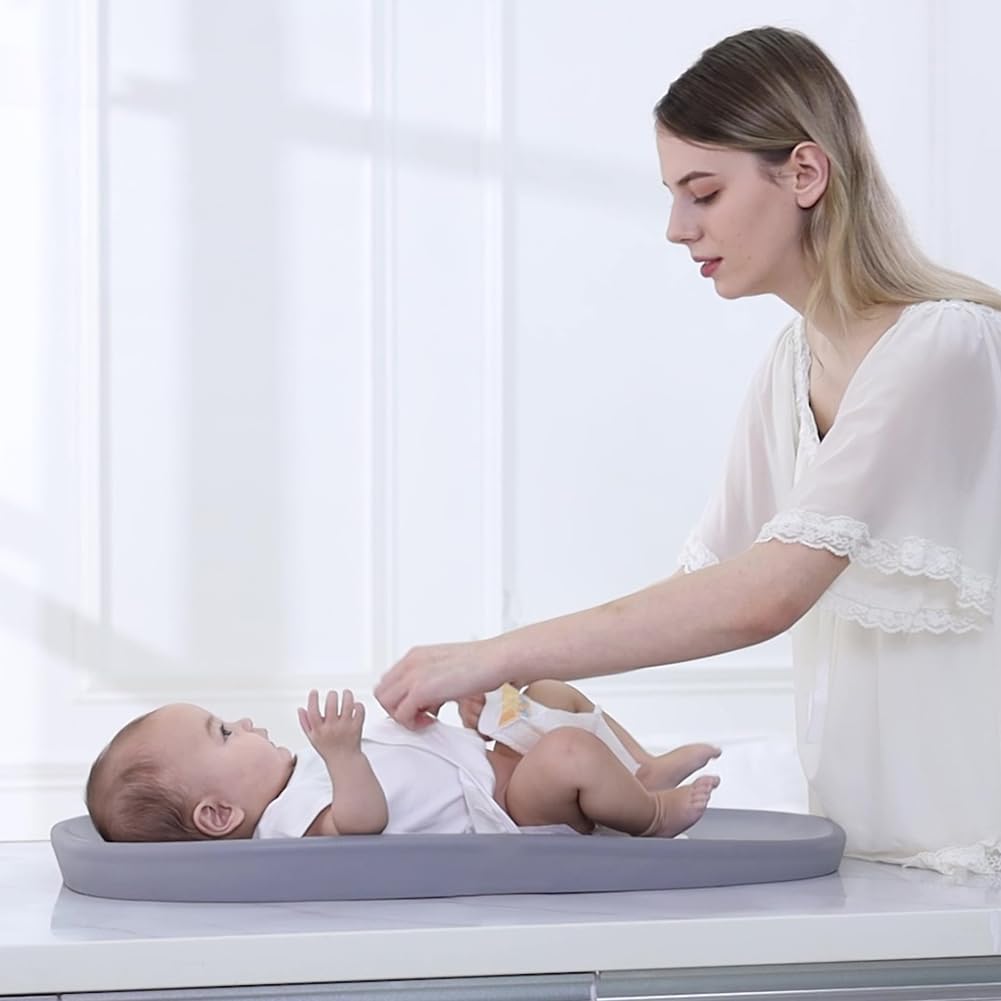 Baby Wickelunterlage, leichte & tragbare Wickelunterlage, abwischbare Schaumstoffunterlage, bequem und wasserdicht, passend für alle Wickeltische (Hellgrau)