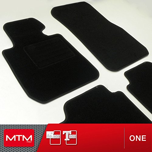 100% Polipropilene di alta qualità, colore moquette nero, bordatura in cotone nera dotata di strap antiscivolo lungo tutto il perimetro dei tappeti