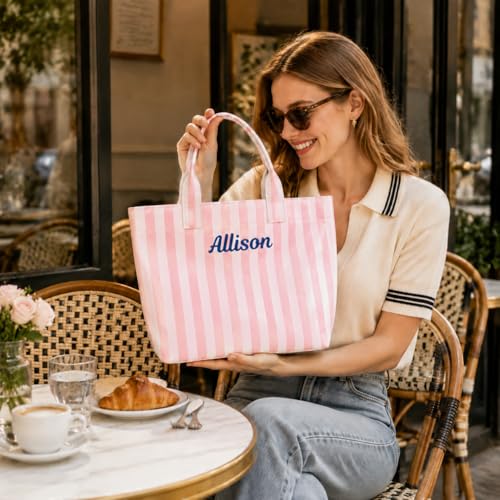 Bolso tote personalizado con rayas para mujer, bolso impermeable con nombre bordado en plástico brillante para playa y piscina, bolso grande con impresión para vacaciones de verano y viajes, regalo para viaje de chicas miniatura 5