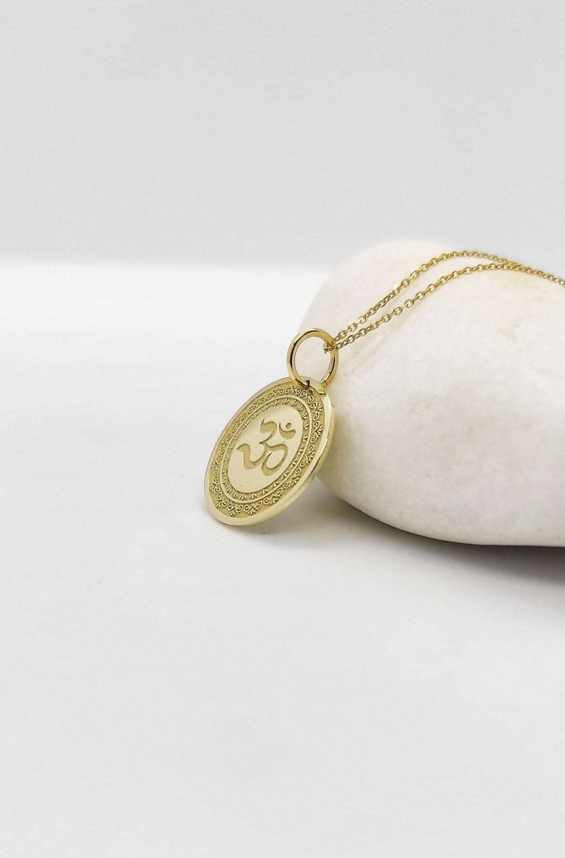 Halskette aus 925er Sterlingsilber, 28 mm (18 Zoll) Kette | OM Disc Anhänger | Om Halskette | Yoga OM Schmuck | Zarter spiritueller Aum Charm | Yoga OM | handgefertigter Schmuck vergoldet | WW_PNK