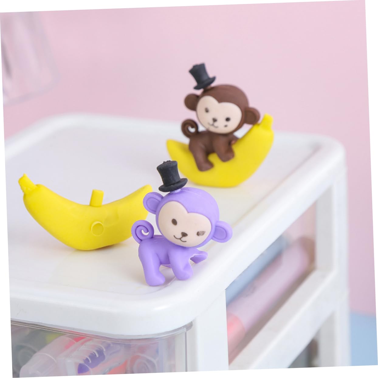 DOITOOL 48 Stück Radiergummis in Bananenform mit Verspieltem Affenmotiv aus Tpr Kreative und Lustige Radiergummis für Schüler als Schulmaterial und Schreibwaren für Kinder Zufällige Farbe